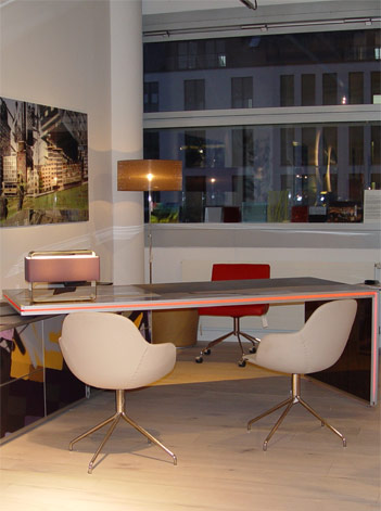 Präsentation des Schreibtisches alumos beta im Showroom von First Glas/Düsseldorf
